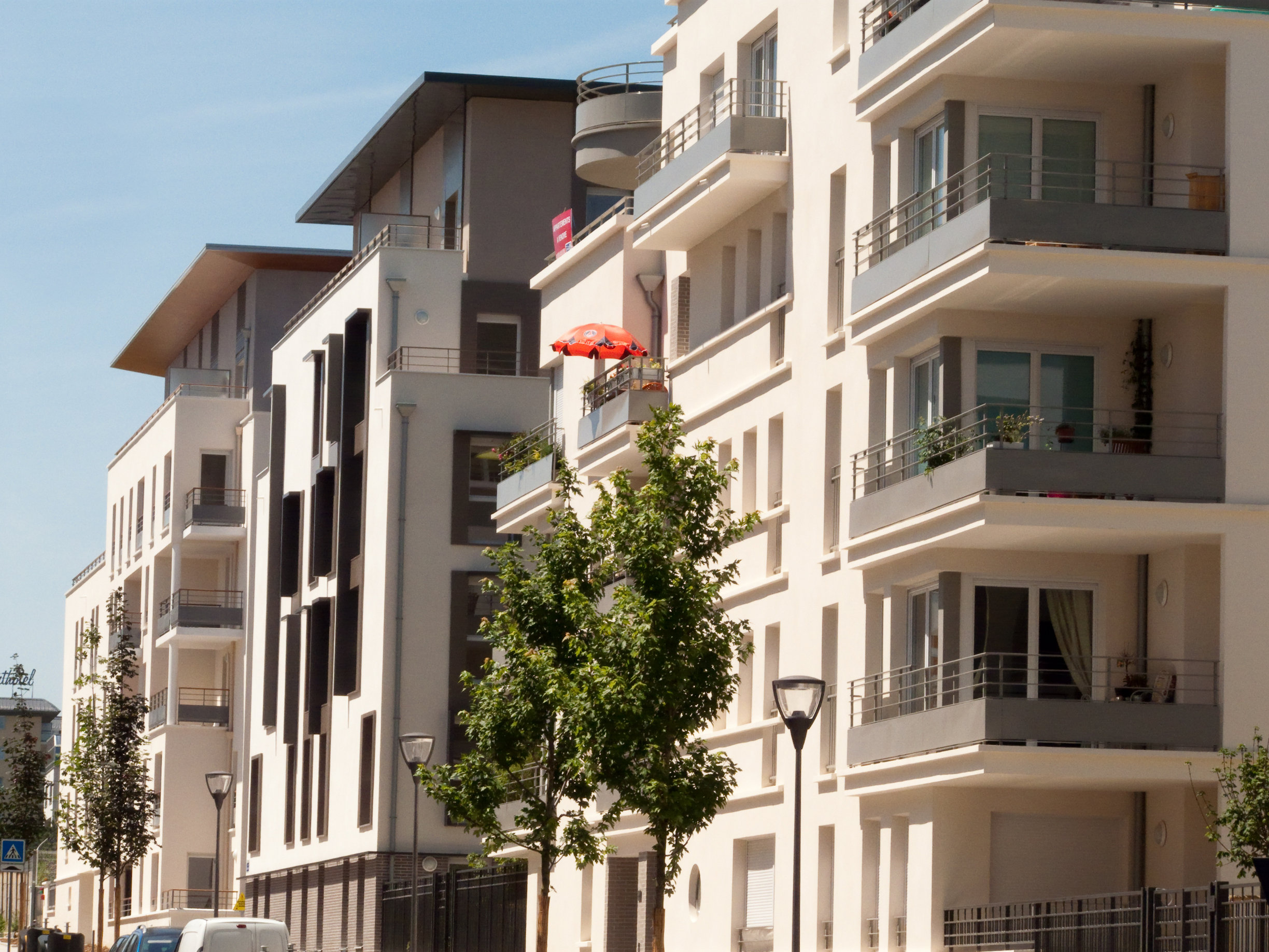 Photo d'immeubles neufs de standing dans une rue de Bordeaux