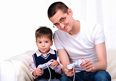 Un père et son fils jouant l'un contre l'autre à la console