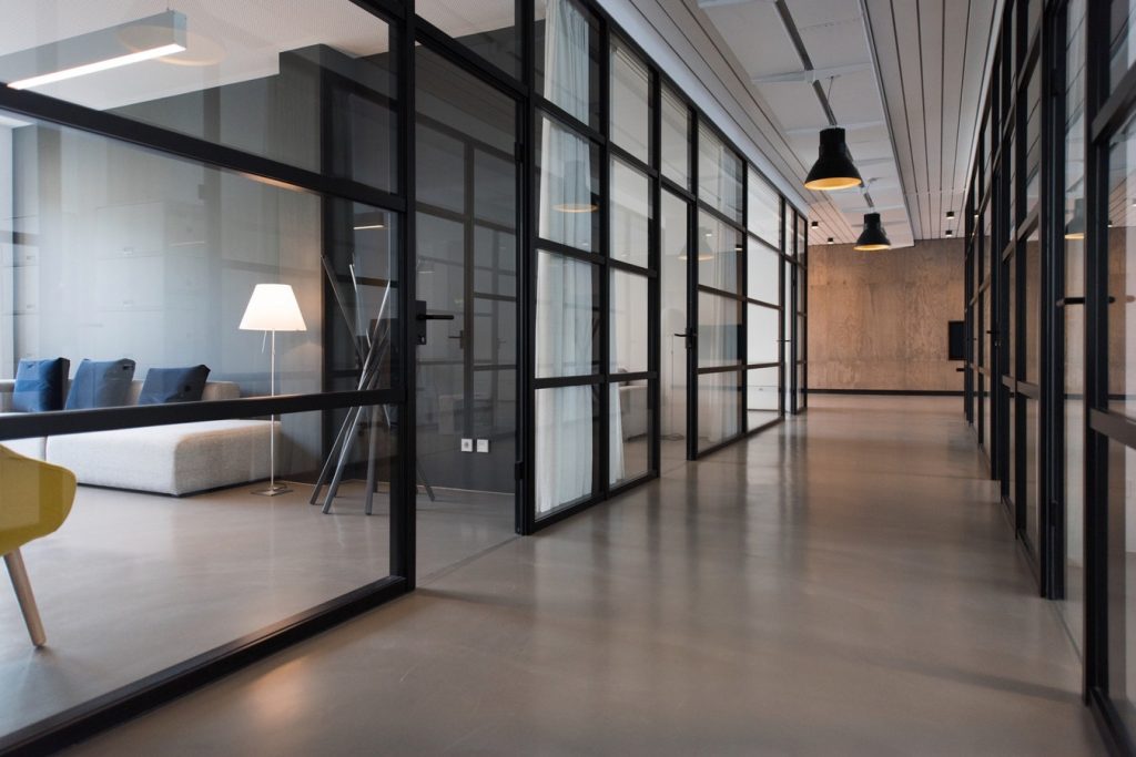 Bureaux d'entreprise aménagés avec des cloisons modulaires vitrées de style industriel